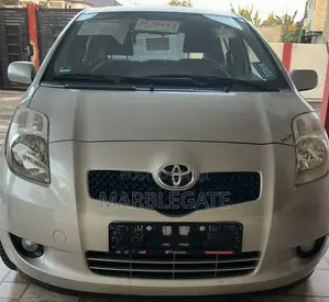 Toyota Yaris Base Hatchback 5dr 2010 Silver
