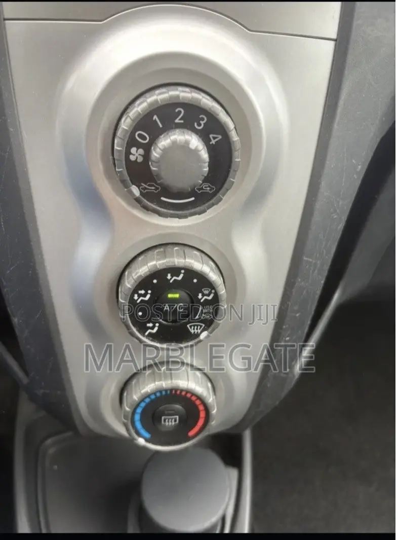 Toyota Yaris Base Hatchback 5dr 2010 Silver
