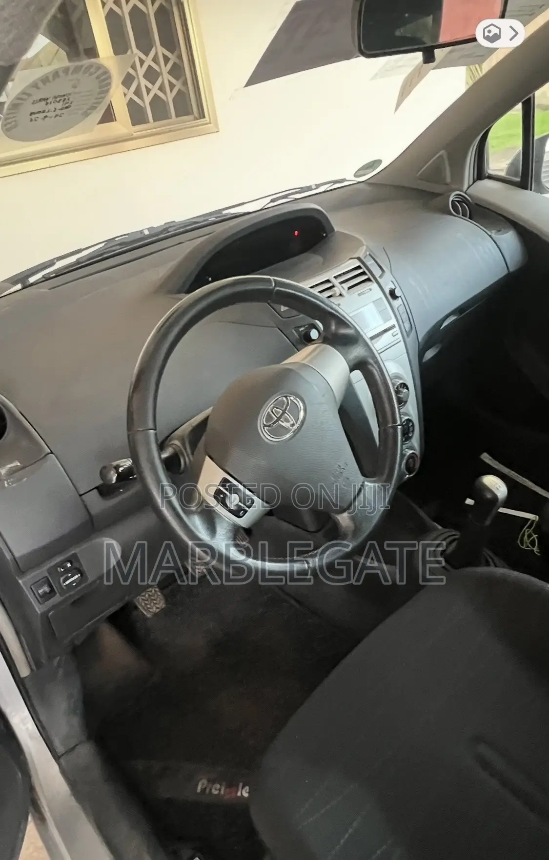 Toyota Yaris Base Hatchback 5dr 2010 Silver
