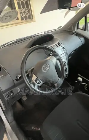 Toyota Yaris Base Hatchback 5dr 2010 Silver