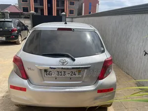 Toyota Vitz 2012 Silver
