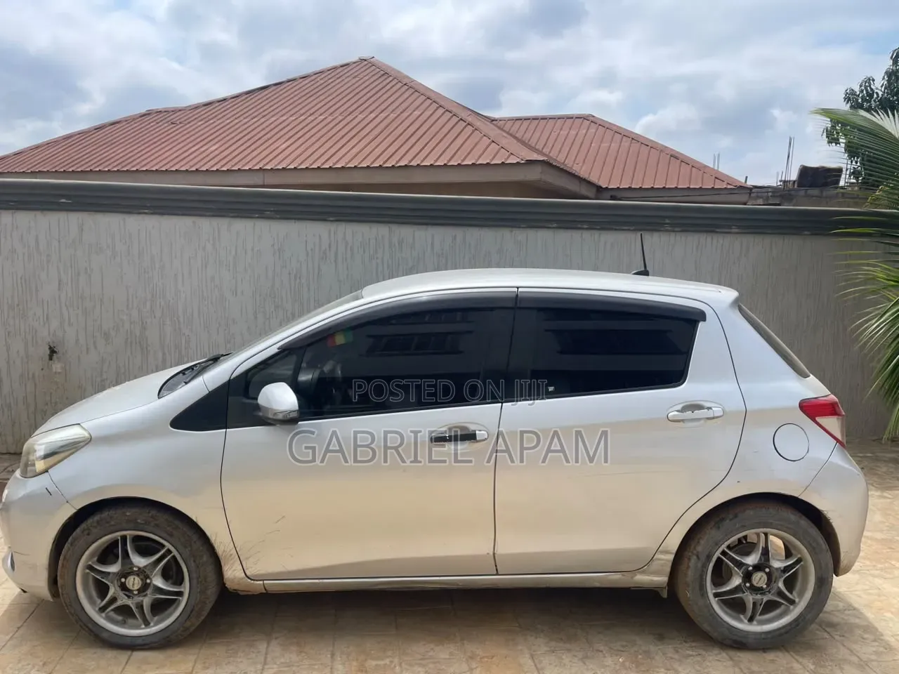 Toyota Vitz 2012 Silver