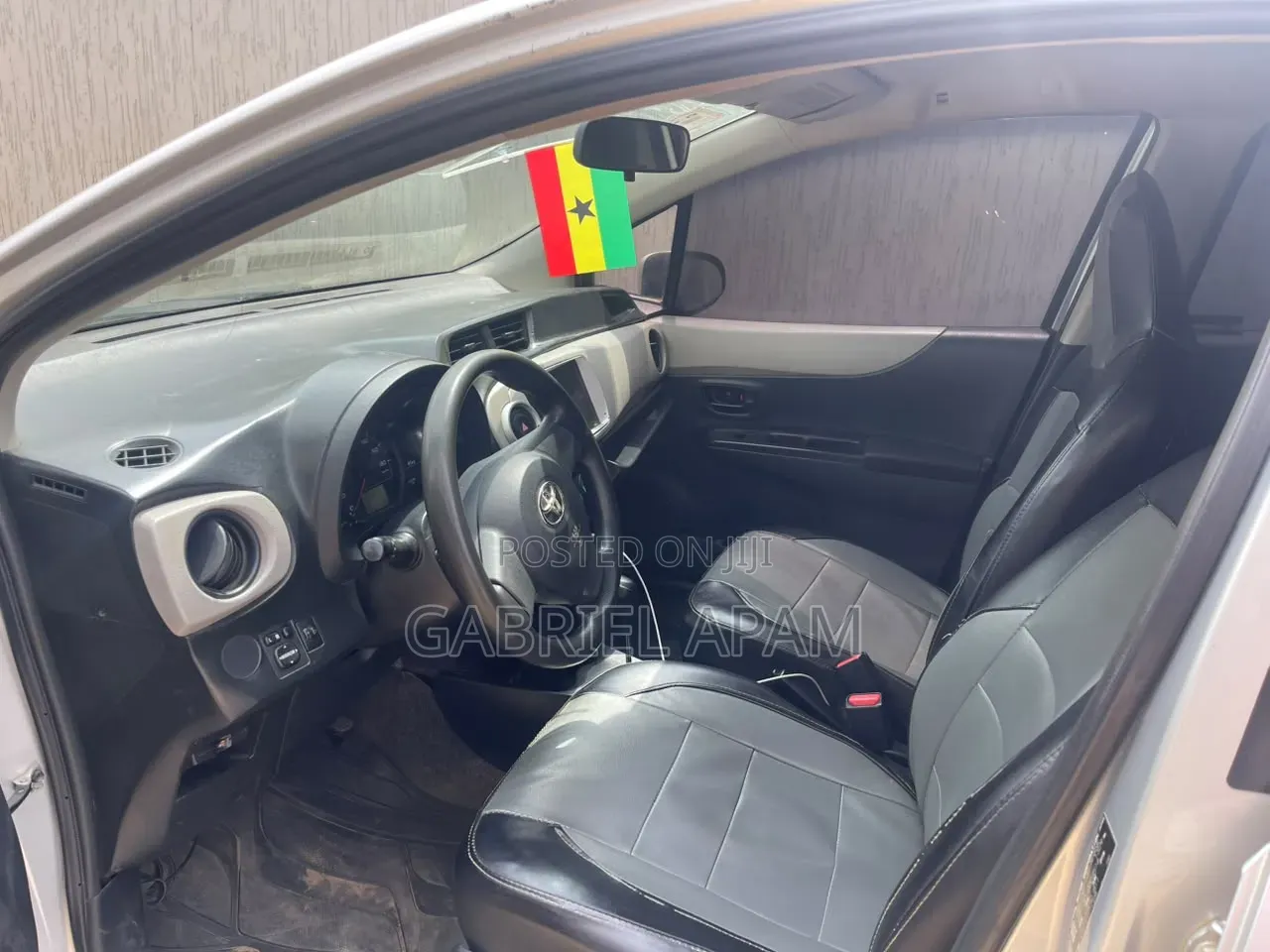 Toyota Vitz 2012 Silver