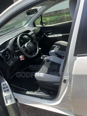 Toyota Vitz 1.3 AWD 5dr 2015 White