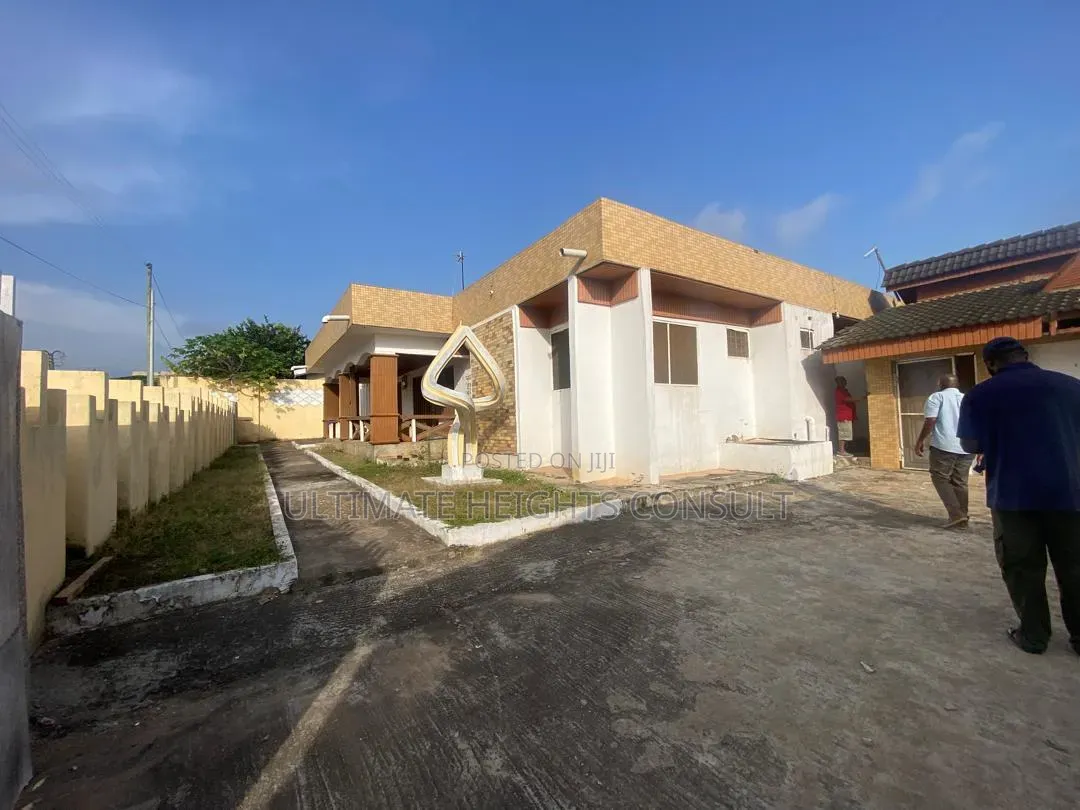 6bdrm House in Lapaz Nyamekye for sale