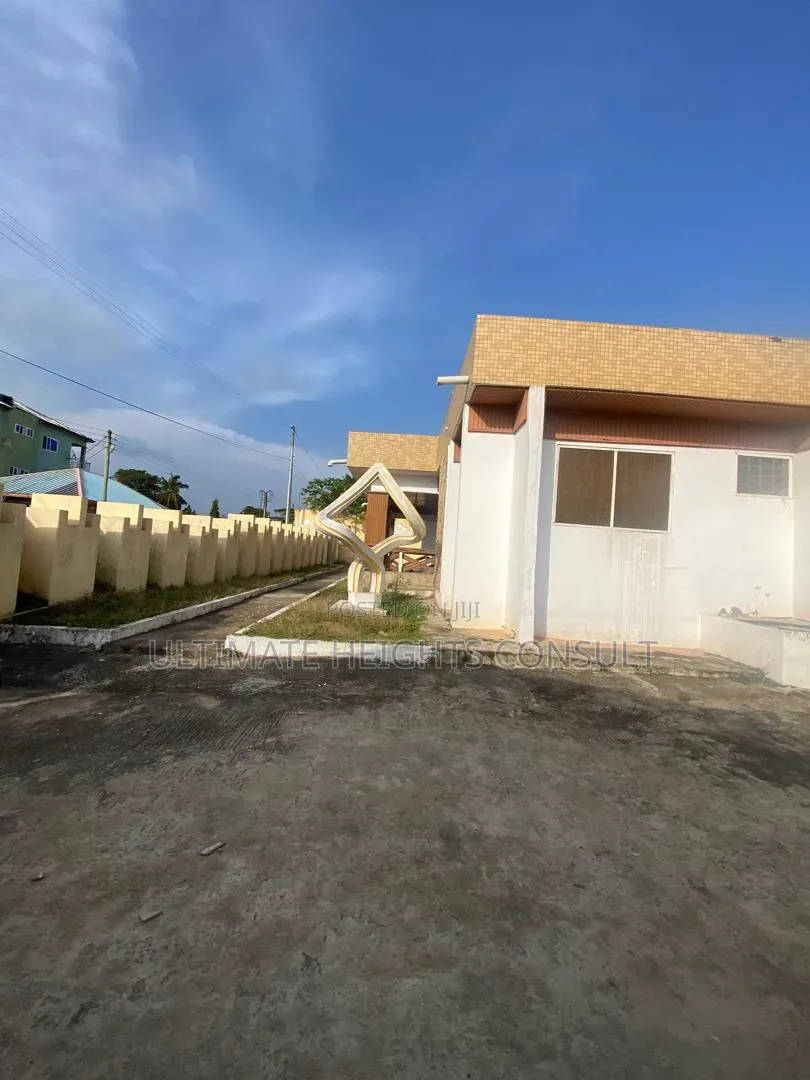 6bdrm House in Lapaz Nyamekye for sale