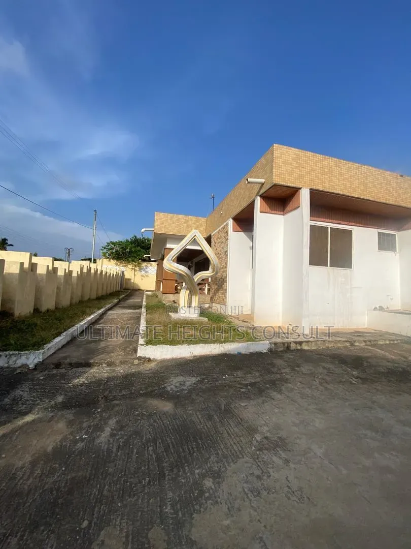6bdrm House in Lapaz Nyamekye for sale
