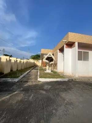 6bdrm House in Lapaz Nyamekye for sale