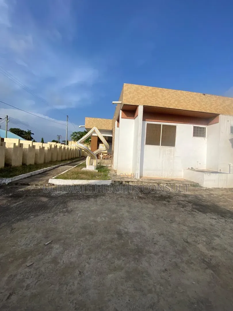 6bdrm House in Lapaz Nyamekye for sale