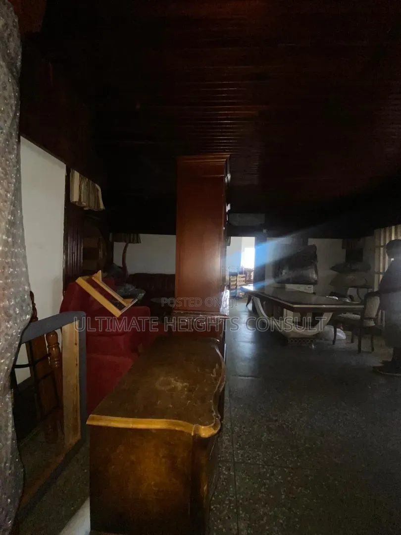 6bdrm House in Lapaz Nyamekye for sale