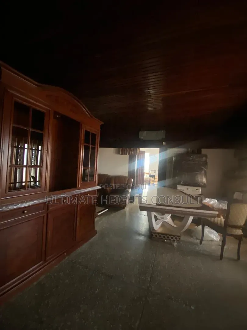 6bdrm House in Lapaz Nyamekye for sale