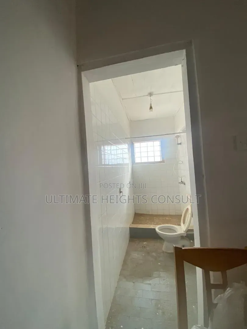 6bdrm House in Lapaz Nyamekye for sale