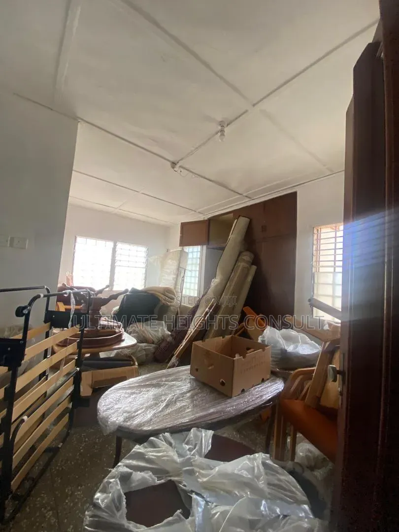 6bdrm House in Lapaz Nyamekye for sale