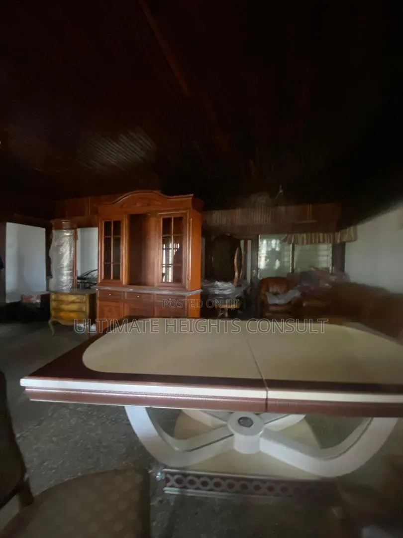 6bdrm House in Lapaz Nyamekye for sale