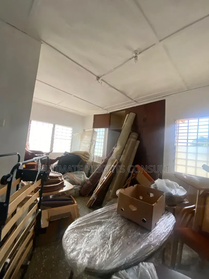 6bdrm House in Lapaz Nyamekye for sale