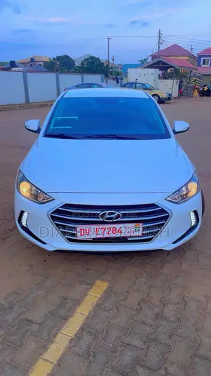 Hyundai Elantra SE Sedan FWD (2.0L 4cyl 6M) 2017 White