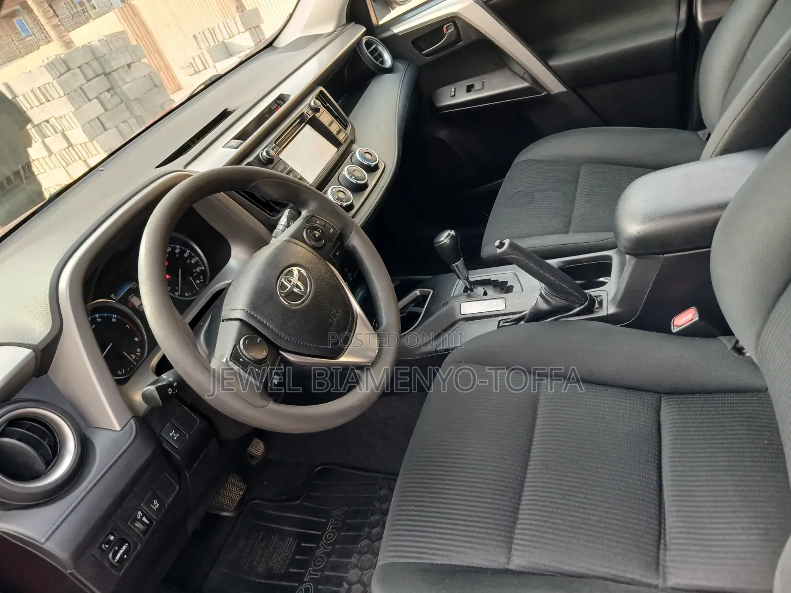 Toyota RAV4 LE 4dr SUV (2.5L 4cyl 6A) 2018 Red