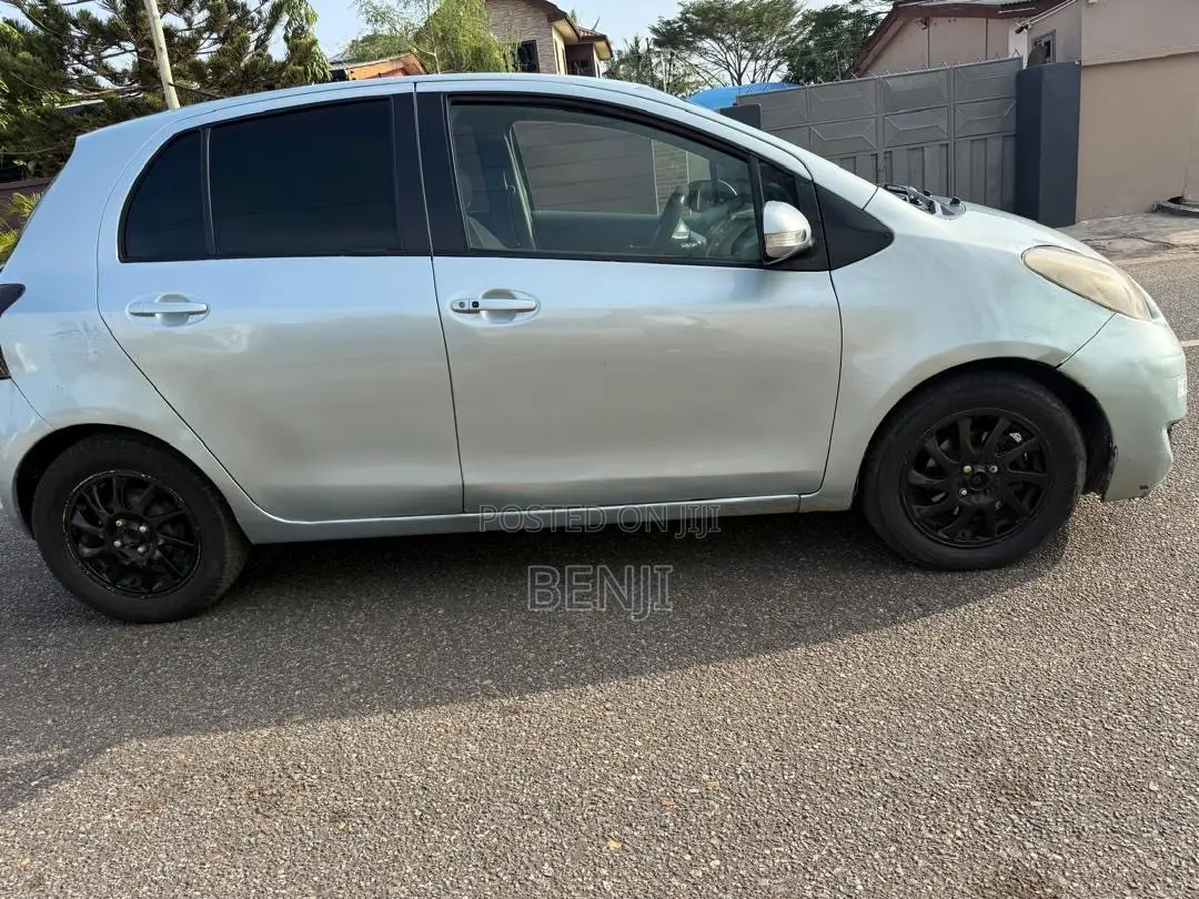 Toyota Vitz 2010 Gray