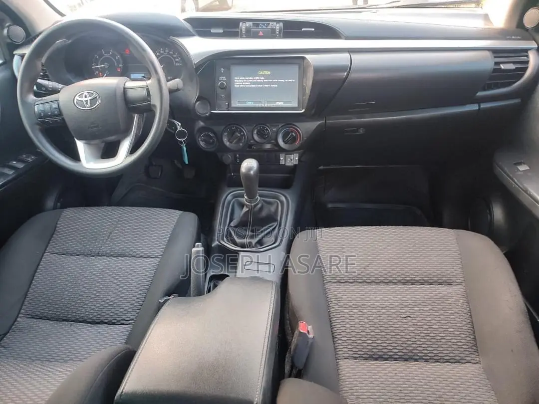 Toyota Hilux 2023 Orange
