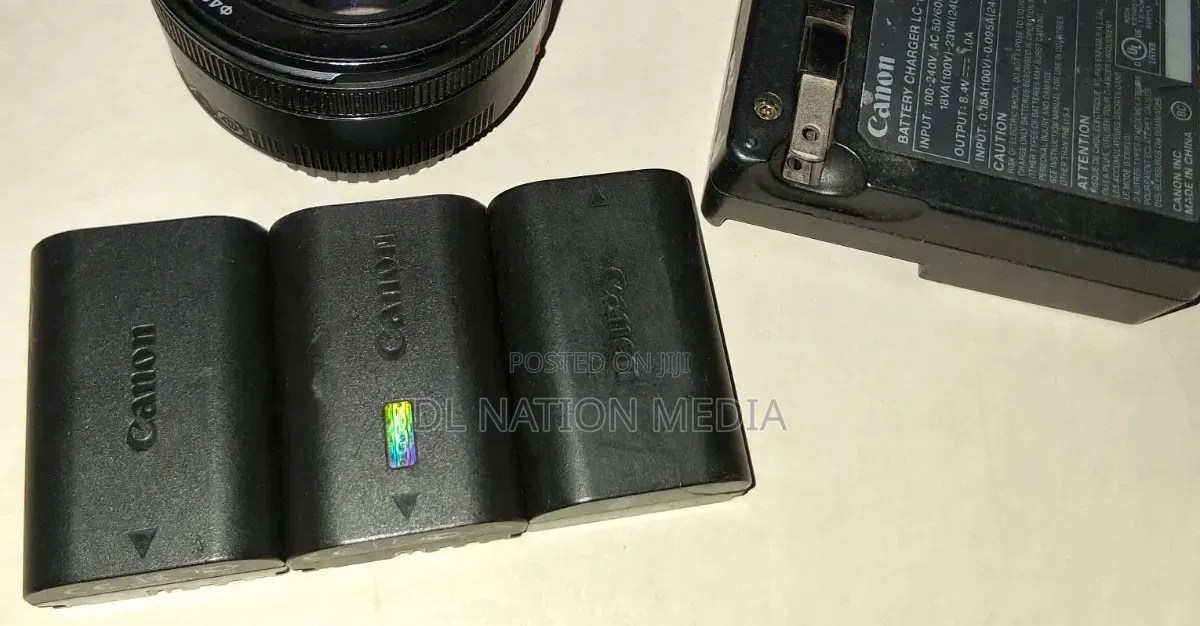 Canon 5D MARK IV 4 and Three Batteries With a Charger