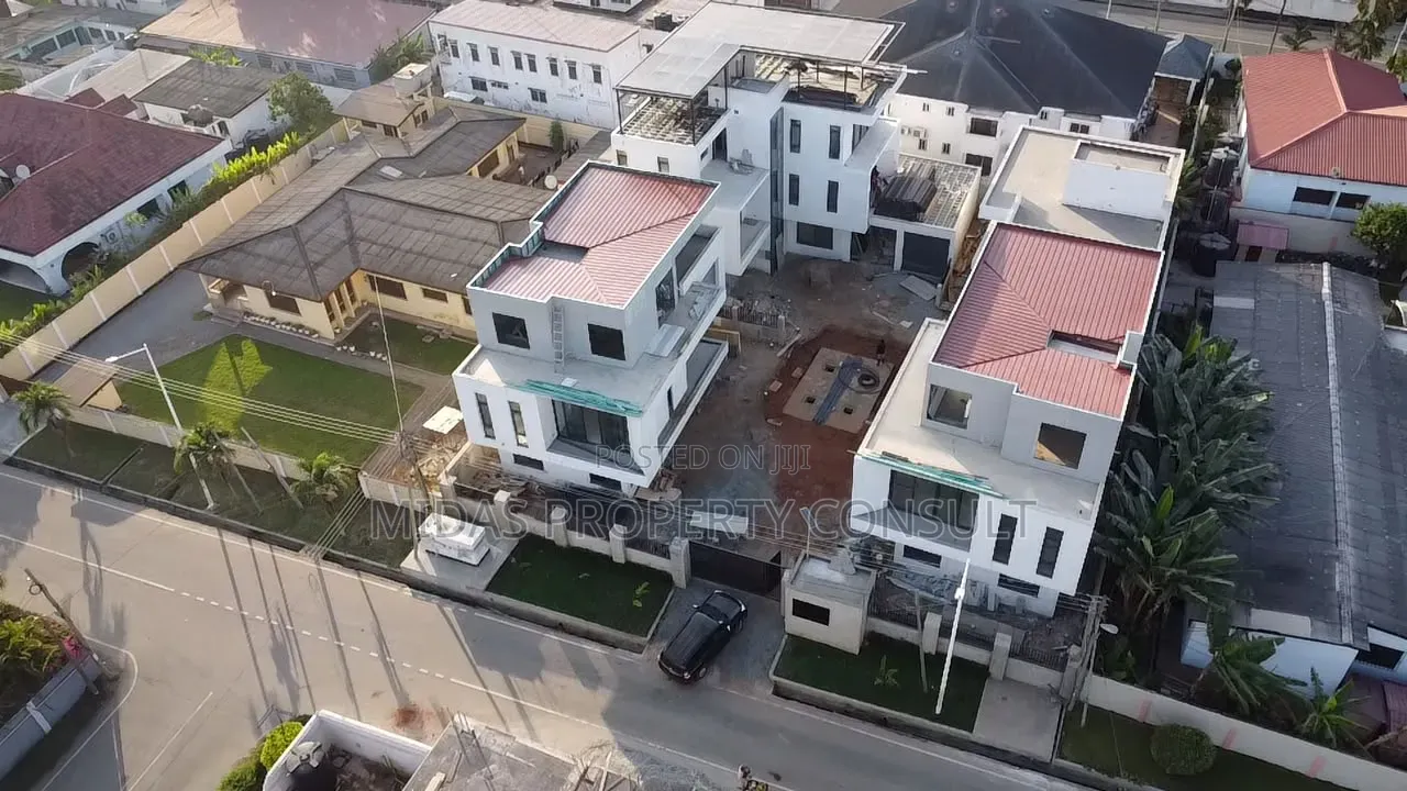 4bdrm Townhouse/Terrace in Dzorwulu Special for sale