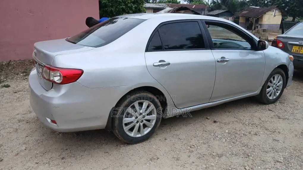 Toyota Corolla LE 4dr Sedan (1.8L 4cyl 4A) 2013 Gray