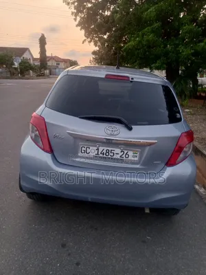 Toyota Vitz 1.5 FWD 5dr 2012 Blue