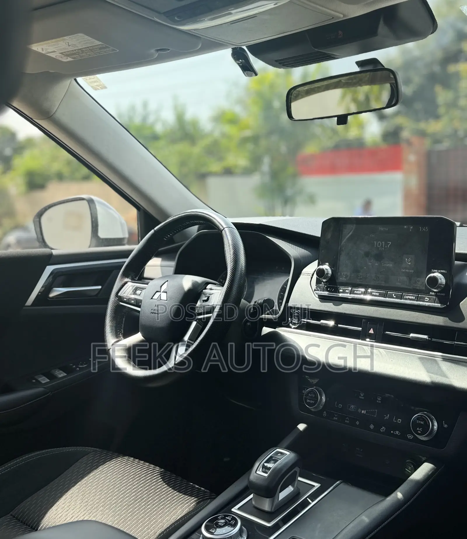 Mitsubishi Outlander 2022 White