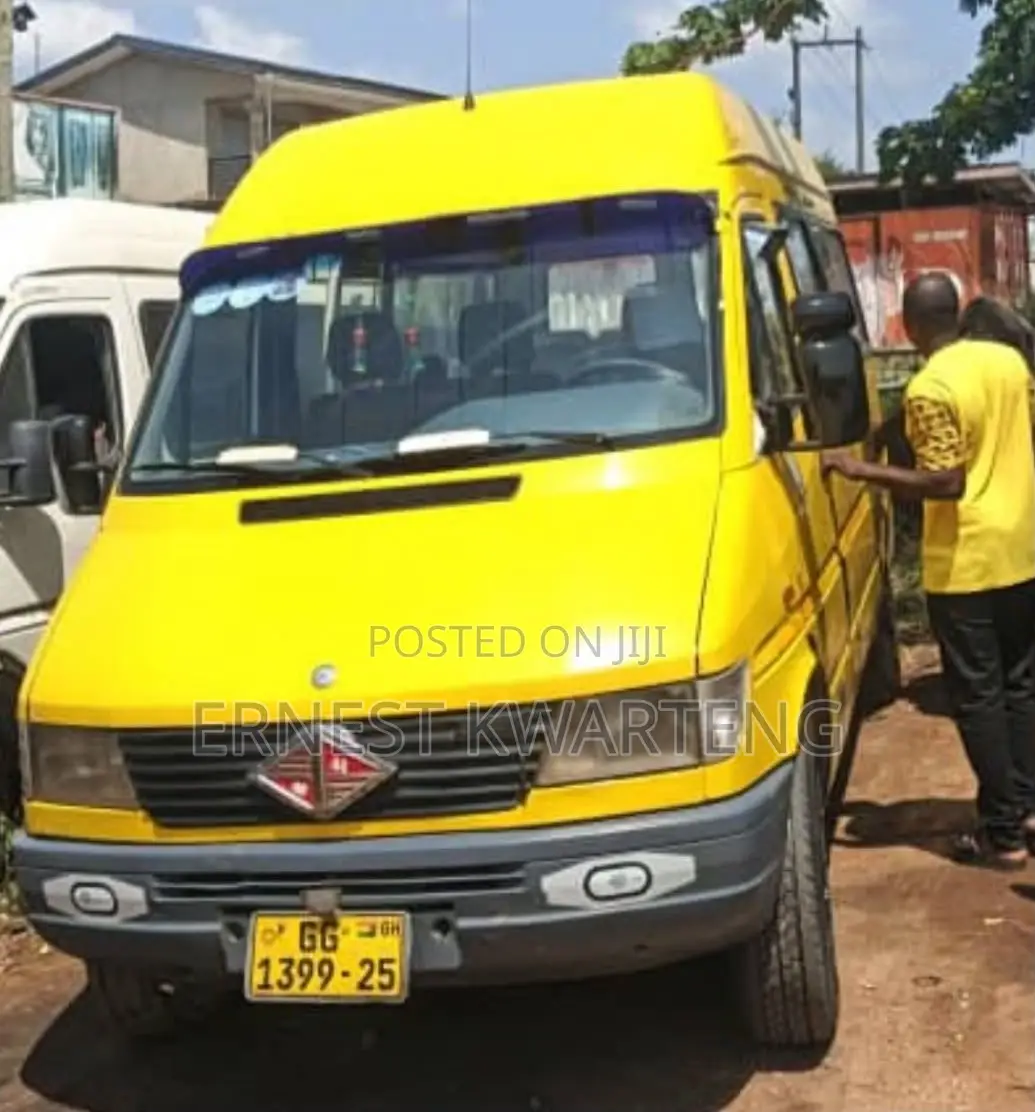 Mercedes-Benz Sprinter 2002 Yellow