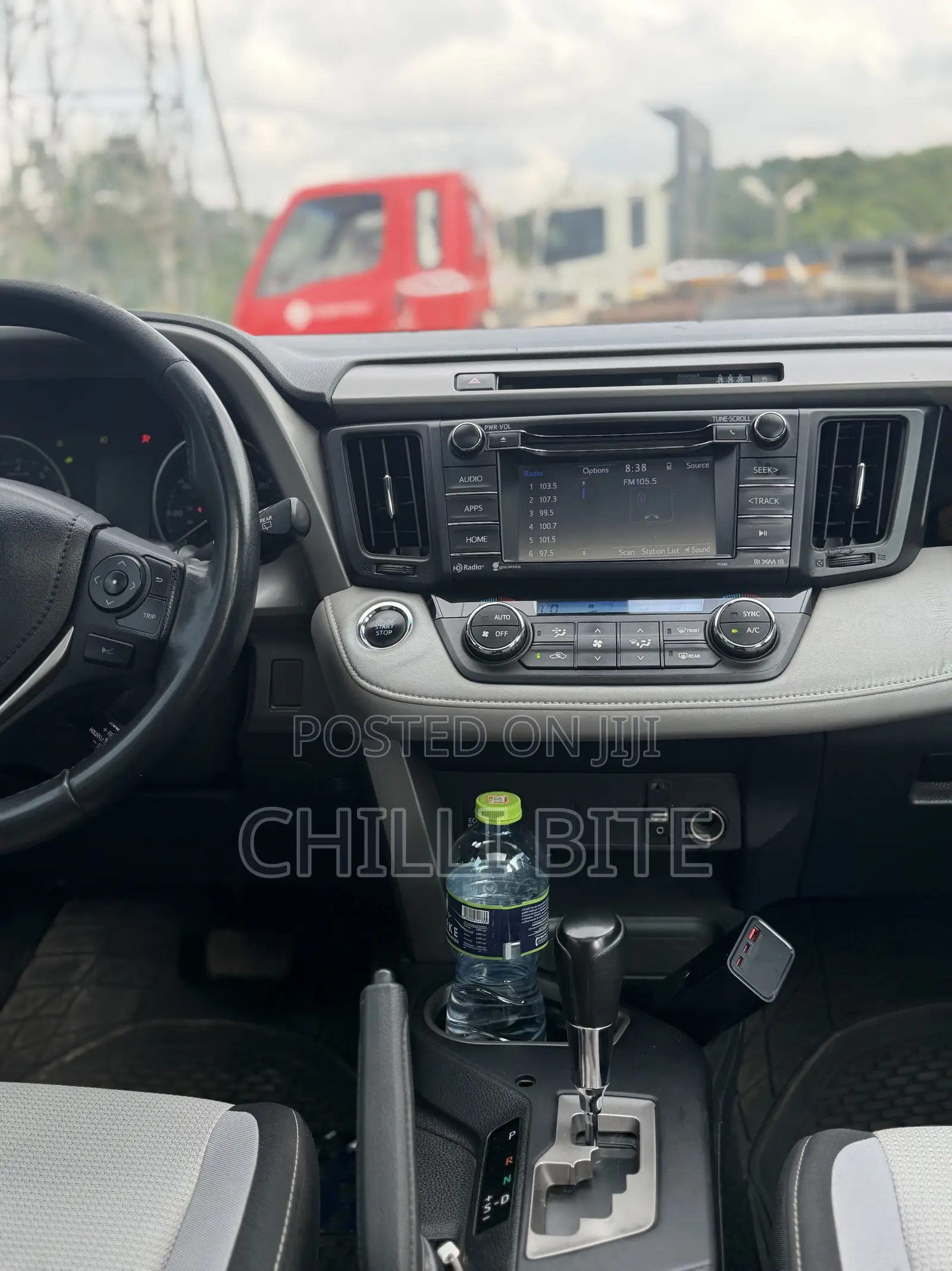 Toyota RAV4 XLE 4dr SUV (2.5L 4cyl 6A) 2018 Gray