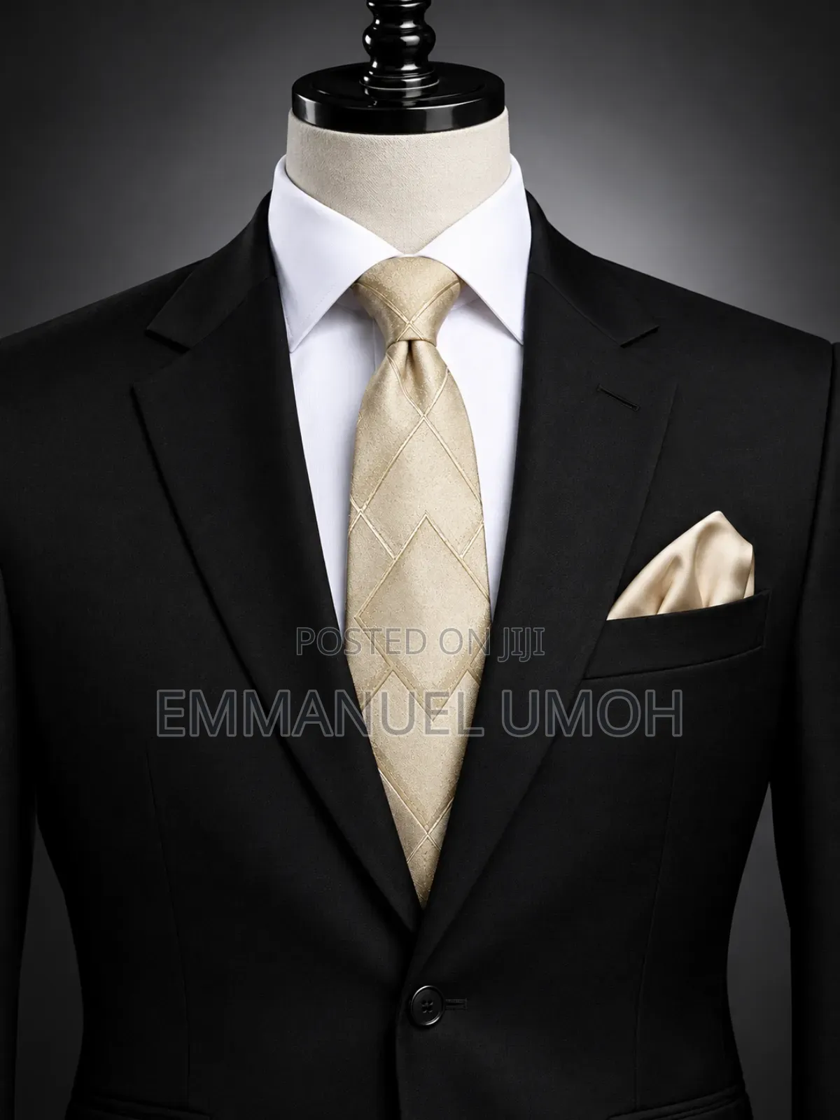 Elegant Champagne Gold Necktie With a Stylish Geometric Pattern