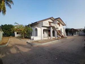 5bdrm Bungalow in Spintex 5 Bedrooms, Baatsona Total for rent