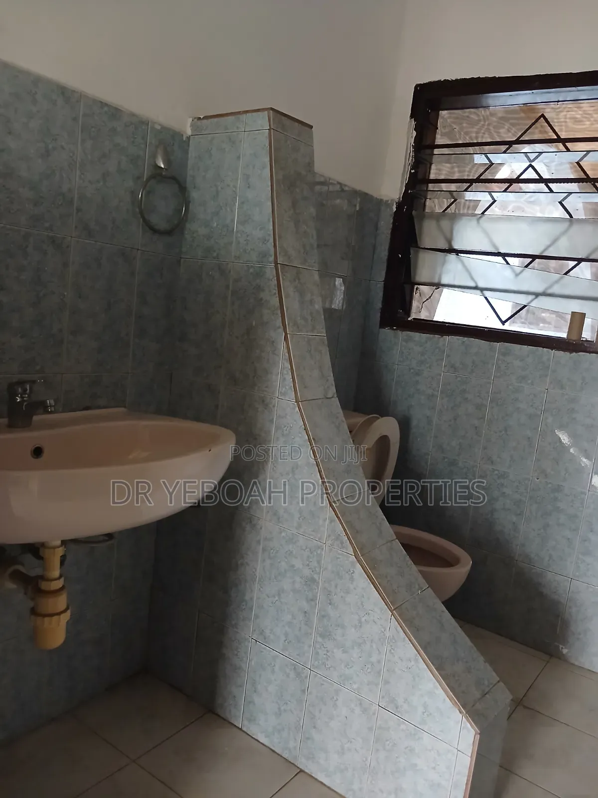 5bdrm Bungalow in Spintex 5 Bedrooms, Baatsona Total for rent