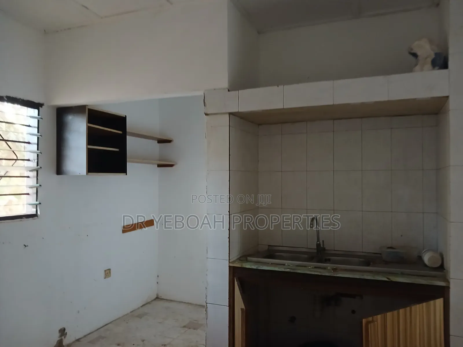 5bdrm Bungalow in Spintex 5 Bedrooms, Baatsona Total for rent