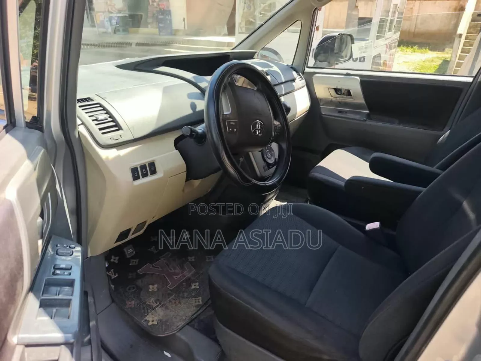 Toyota Voxy 2012 Silver