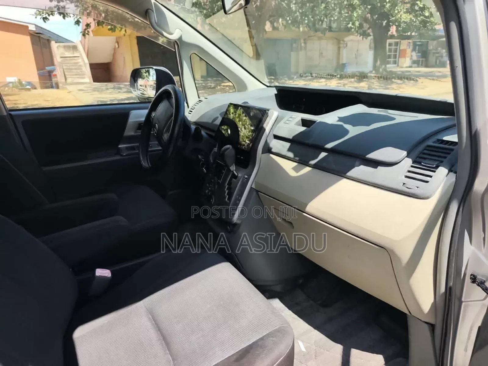 Toyota Voxy 2012 Silver