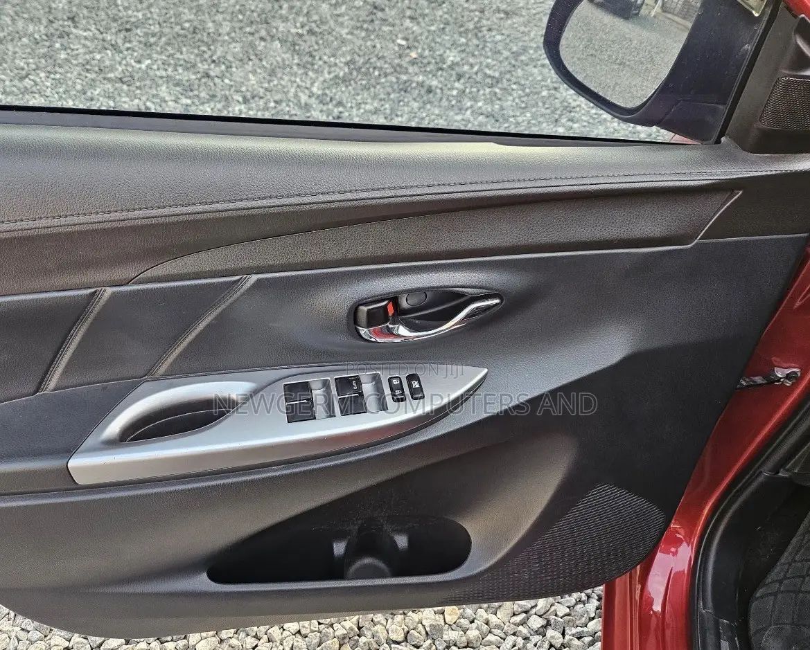 Toyota Yaris L Hatchback 5dr 2016 Red
