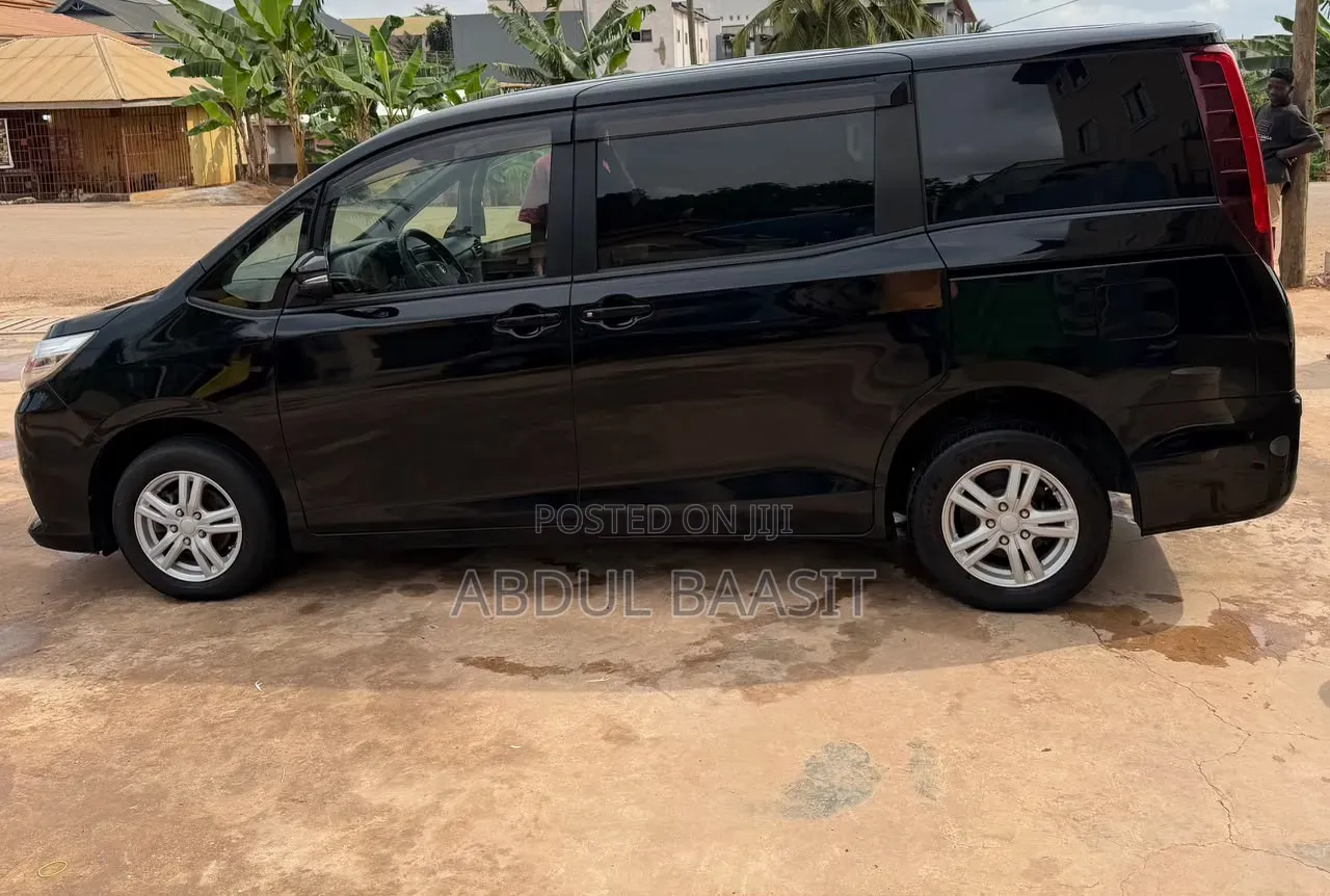 Toyota Voxy V 4WD 8-Seater 2016 Black
