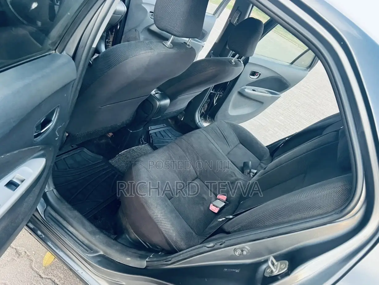 Toyota Yaris Base Sedan 4dr 2010 Gray