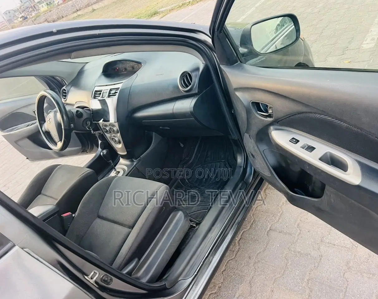 Toyota Yaris Base Sedan 4dr 2010 Gray