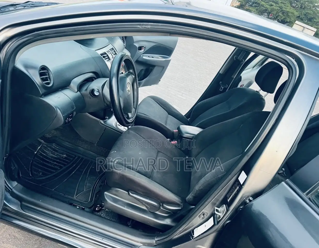 Toyota Yaris Base Sedan 4dr 2010 Gray