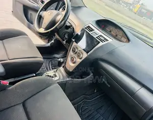 Toyota Yaris Base Sedan 4dr 2010 Gray