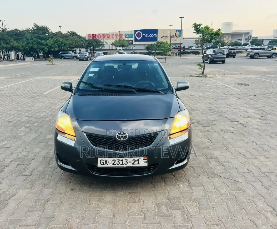 Toyota Yaris Base Sedan 4dr 2010 Gray