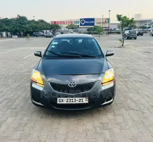 Toyota Yaris Base Sedan 4dr 2010 Gray
