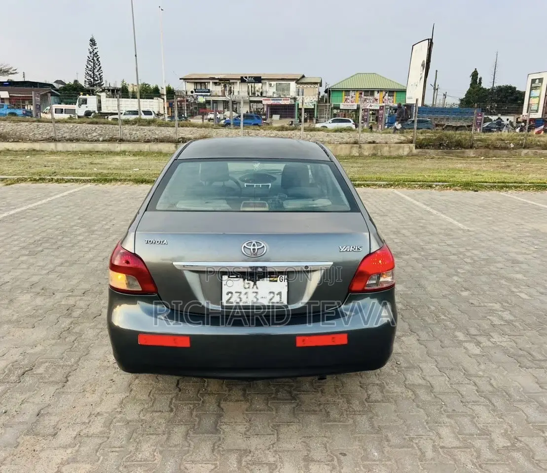 Toyota Yaris Base Sedan 4dr 2010 Gray