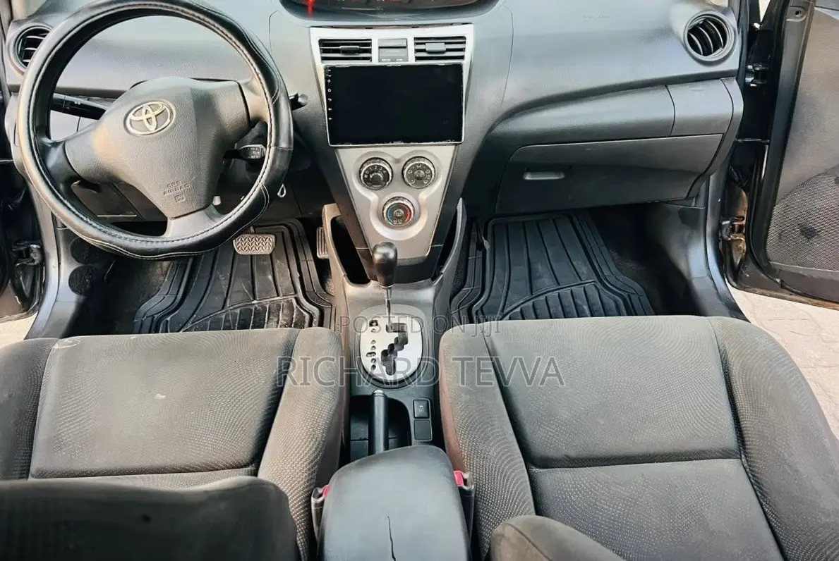 Toyota Yaris Base Sedan 4dr 2010 Gray