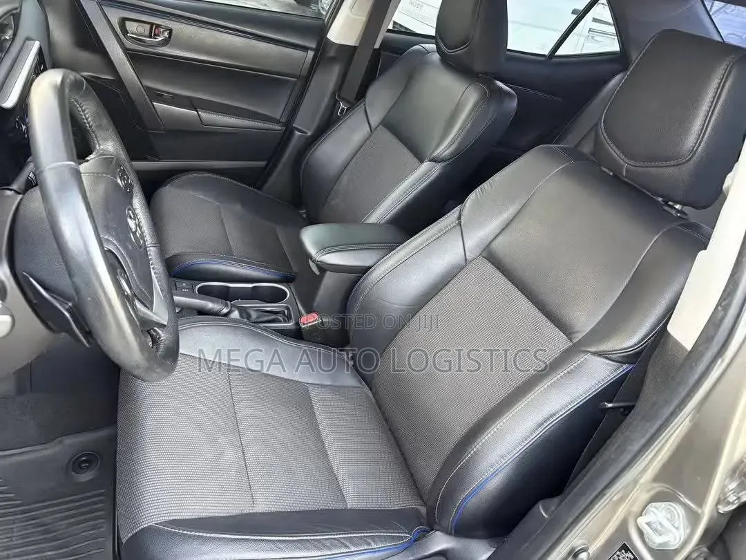 Toyota Corolla LE (1.8L 4cyl 2A) 2018 Gold