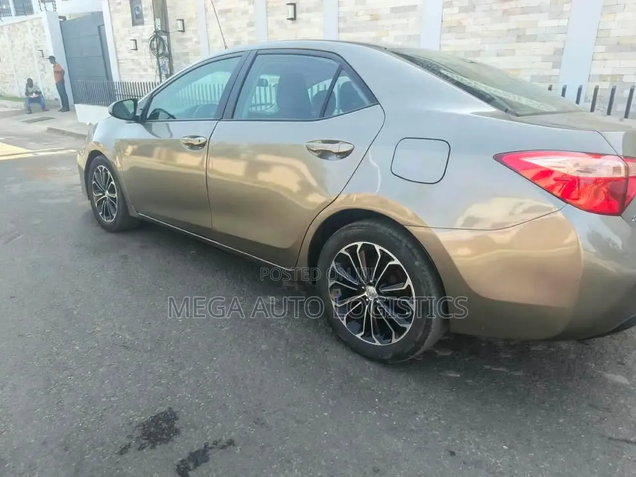 Toyota Corolla LE (1.8L 4cyl 2A) 2018 Gold