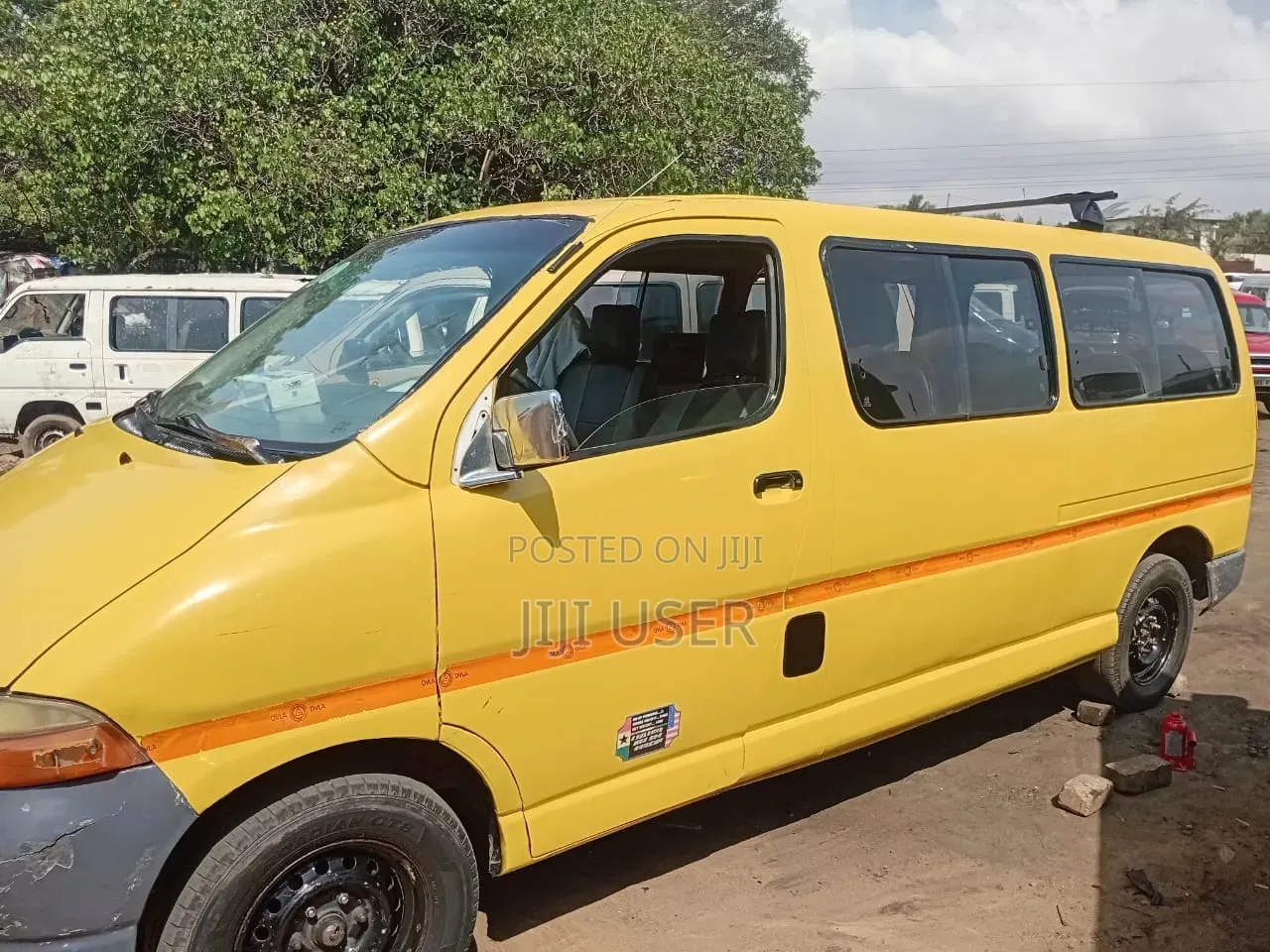 Toyota HiAce 2010 Yellow