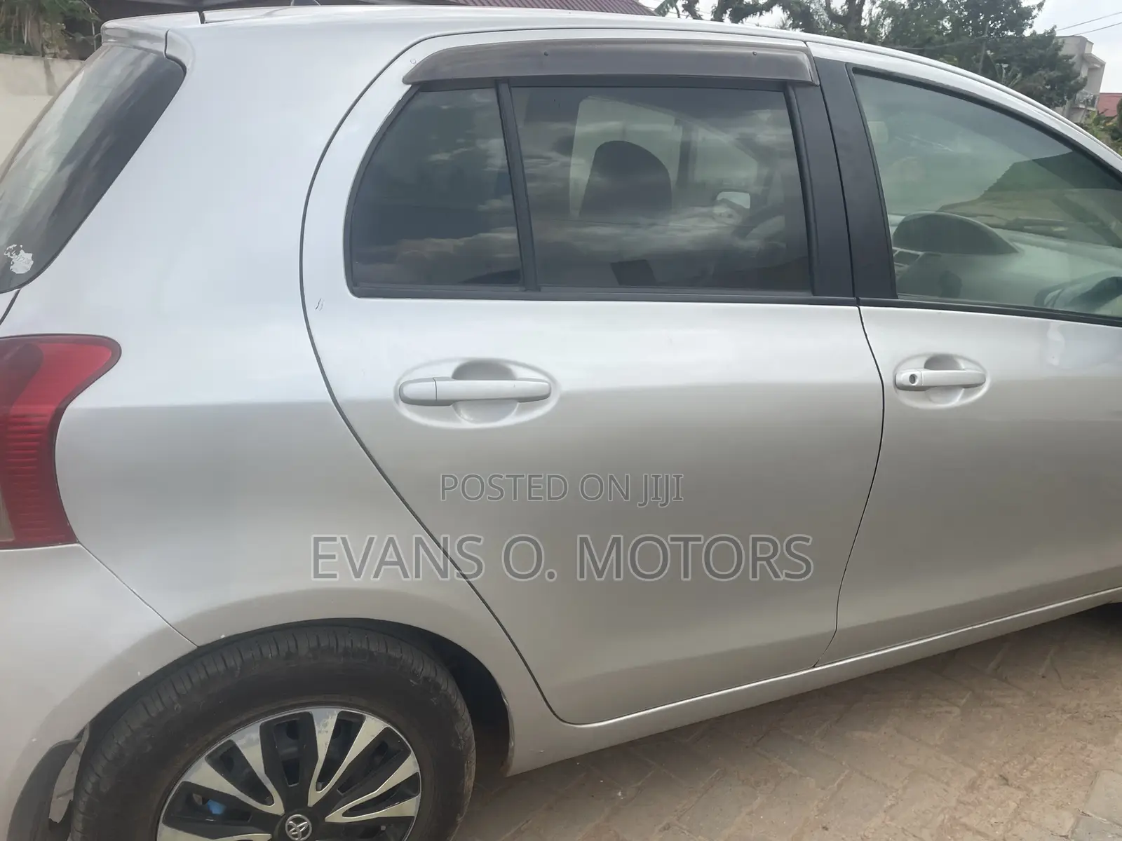 Toyota Vitz 2010 Silver